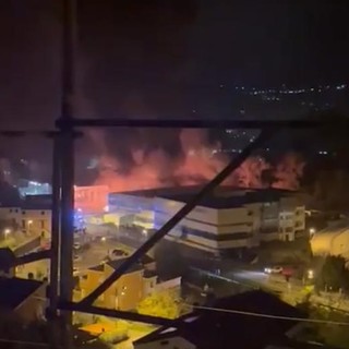Carasco, grosso incendio al magazzino della Marr, sul posto otto squadre dei vigili del fuoco (video)