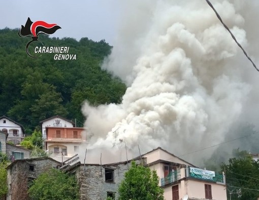 San Colombano Certenoli: incendio Villa Oneto, i Carabinieri arrestano il mandante del rogo