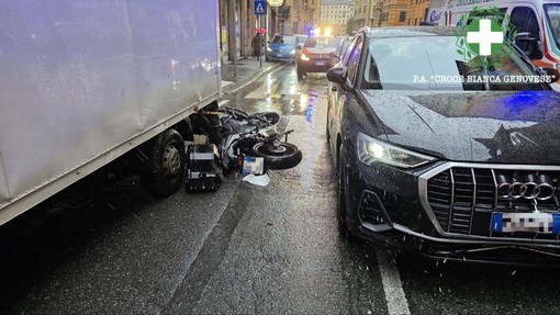 Via Montevideo, motociclista sbalzato contro un camion dopo essere stato tamponato da un’auto