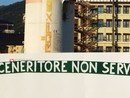 La scritta sui pannelli della recinzione del cantiere Esselunga a Sestri Ponente La scritta sui pannelli della recinzione del cantiere Esselunga a Sestri Ponente