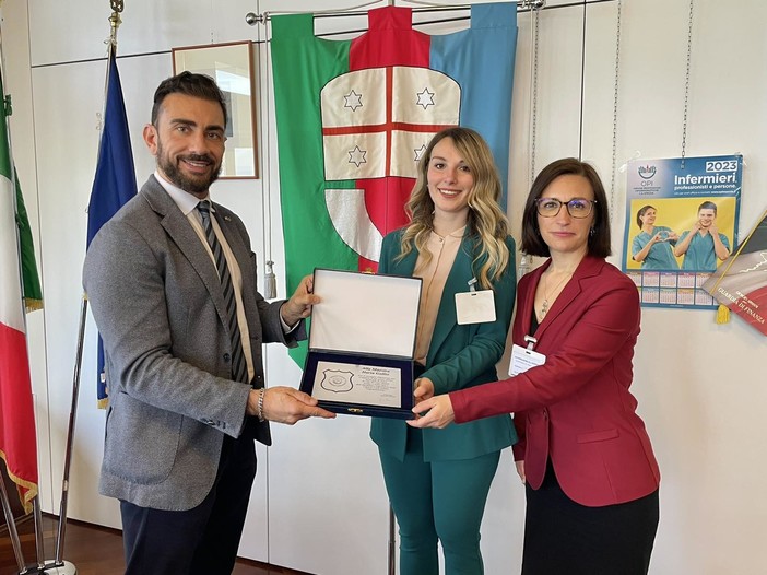 Medusei consegna la targa della Presidenza del consiglio regionale alla maestra Ilaria Gallio Medusei consegna la targa della Presidenza del consiglio regionale alla maestra Ilaria Gallio