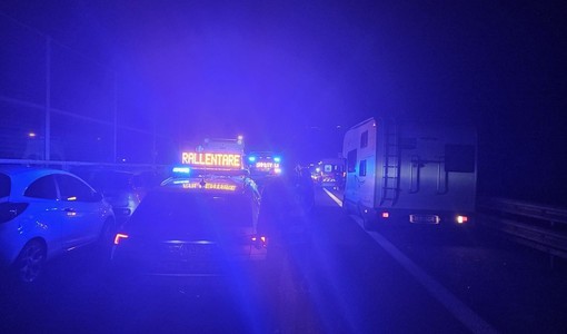 Ancora uno schianto nella notte sulla A12, muore motociclista di 42 anni