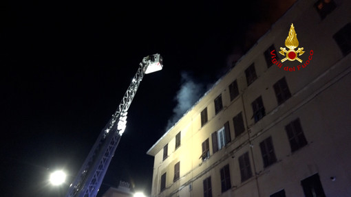 Incendio devasta palazzo in via Piacenza, Gambino: &quot;96 persone evacuate&quot;