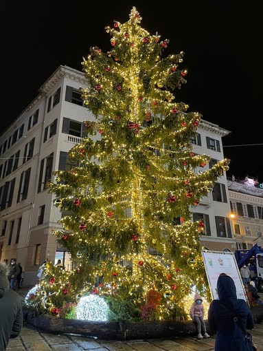 Un milione di lampadine per illuminare piazza De Ferrari in occasione del Natale