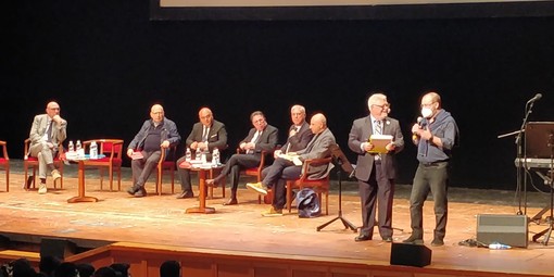 Salvatore Borsellino incontra gli studenti genovesi al Teatro Carlo Felice (Foto e Video) Salvatore Borsellino incontra gli studenti genovesi al Teatro Carlo Felice (Foto e Video)