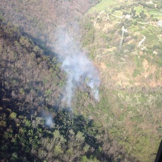 Incendio di Cogoleto, situazione in miglioramento: continua l'azione dei mezzi aerei