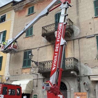 Busalla, pezzi di cornicione si staccano da un palazzo rischiando di colpire i passanti