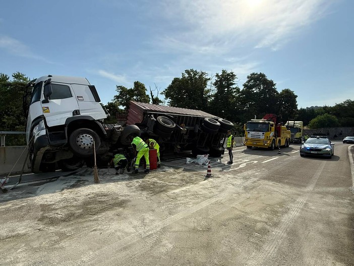 Autostrada A7, camion si ribalta sul viadotto: cinque chilometri di coda tra Vignole Borbera e Serravalle Autostrada A7, camion si ribalta sul viadotto: cinque chilometri di coda tra Vignole Borbera e Serravalle