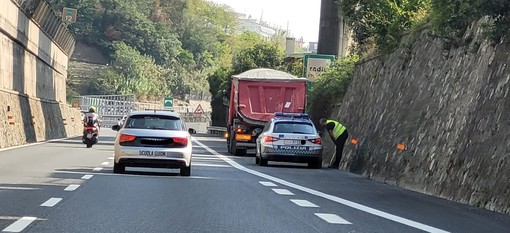 Camion perde pietre in autostrada, disagi sulla A10 tra i caselli Pegli e Genova