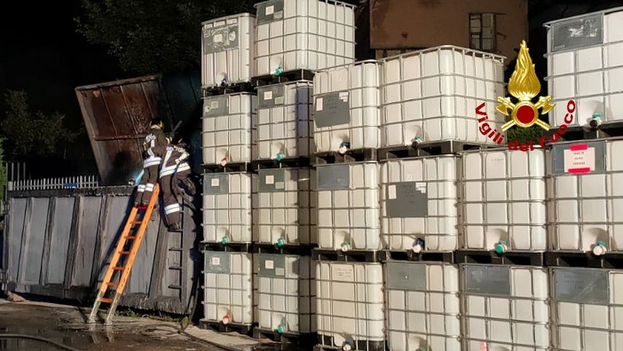 Container di una ditta di trattamento oli a fuoco a Casella, intervento dei Vigili del fuoco di Busalla