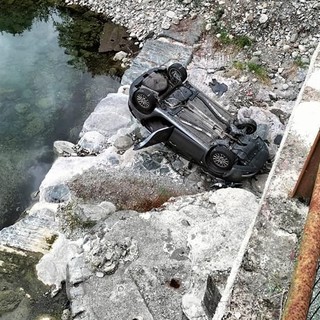 Con l'auto nel torrente Lavagna, trentenne in codice rosso al San Martino