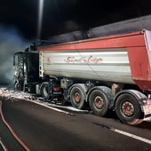Camion in fiamme sulla A12, riaperto il tratto dopo ore di disagi: traffico ancora rallentato Camion in fiamme sulla A12, riaperto il tratto dopo ore di disagi: traffico ancora rallentato