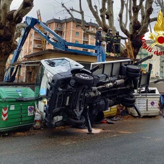 Incidente sul lavoro lungo il Polcevera: piattaforma aerea si ribalta, operaio ferito
