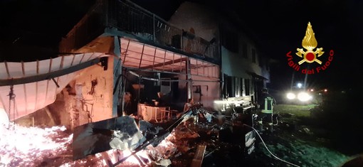Pontedecimo, a fuoco una baracca e il tetto di una casa in via Rosetta, due persone evacuate