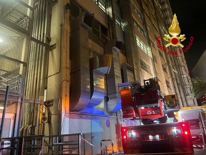 Incendio al San Martino, vigili del fuoco a lavoro tutta la notte, 50 pazienti evacuati (Video) Incendio al San Martino, vigili del fuoco a lavoro tutta la notte, 50 pazienti evacuati (Video)