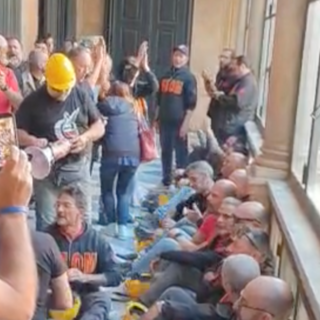 Ex Ilva, la protesta si sposta dentro la Prefettura: lavoratori occupano l'edificio