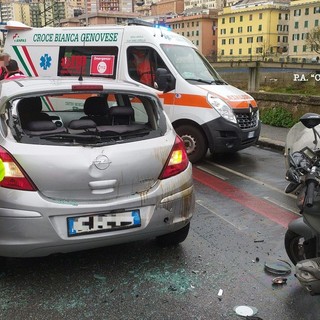 Marassi, centauro urta la portiera di un'auto in sosta e vola contro la vettura che precede