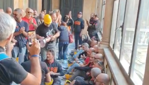 Ex Ilva, la protesta si sposta dentro la Prefettura: lavoratori occupano l'edificio Ex Ilva, la protesta si sposta dentro la Prefettura: lavoratori occupano l'edificio