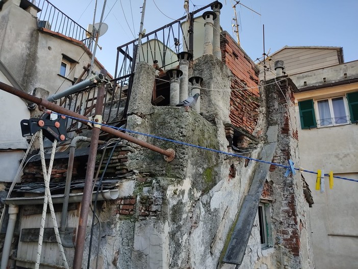 Centro storico: sgomberati due immobili fatiscenti in vico Adorno e vico della Croce Bianca (FOTO)