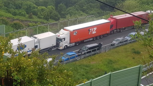 Tamponamento tra tre camion sulla A10: chiusa l'autostrada tra Savona e Albisola in direzione Genova