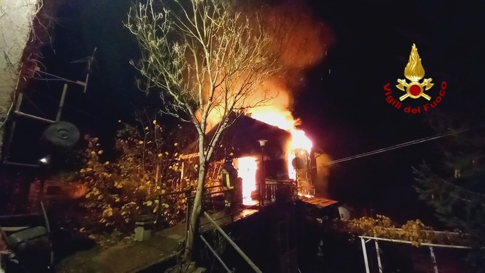 Montoggio, incendio distrugge una casa di due piani, vigili del fuoco al lavoro tutta la notte (FOTO) Montoggio, incendio distrugge una casa di due piani, vigili del fuoco al lavoro tutta la notte (FOTO)
