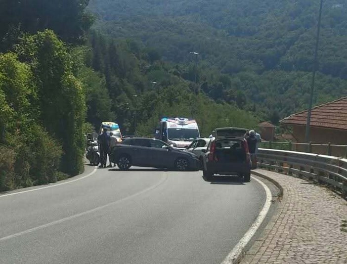 Bargagli, scontro frontale sulla statale 45: tre feriti e traffico a senso unico alternato Bargagli, scontro frontale sulla statale 45: tre feriti e traffico a senso unico alternato