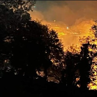 Nuovo incendio al Cep, vigili del fuoco al lavoro da stanotte, fiamme anche a Ne e sopra Varazze