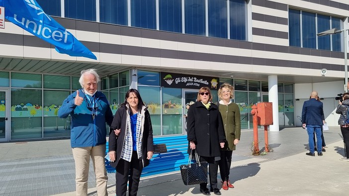 Erzelli, inaugurata una panchina azzurra dedicata ai bambini. Lodi (PD): “Una città amica dei bambini e attenta ai loro diritti è un bel luogo in cui vivere”