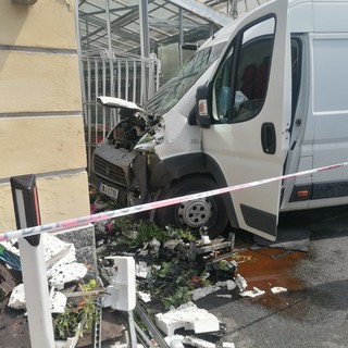 Bogliasco, fioraio investito davanti al suo negozio sull'Aurelia: in codice rosso al San Martino