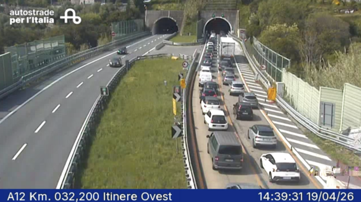 Autostrada A12, sbanda con la moto e si schianta contro il guardrail: grave un uomo