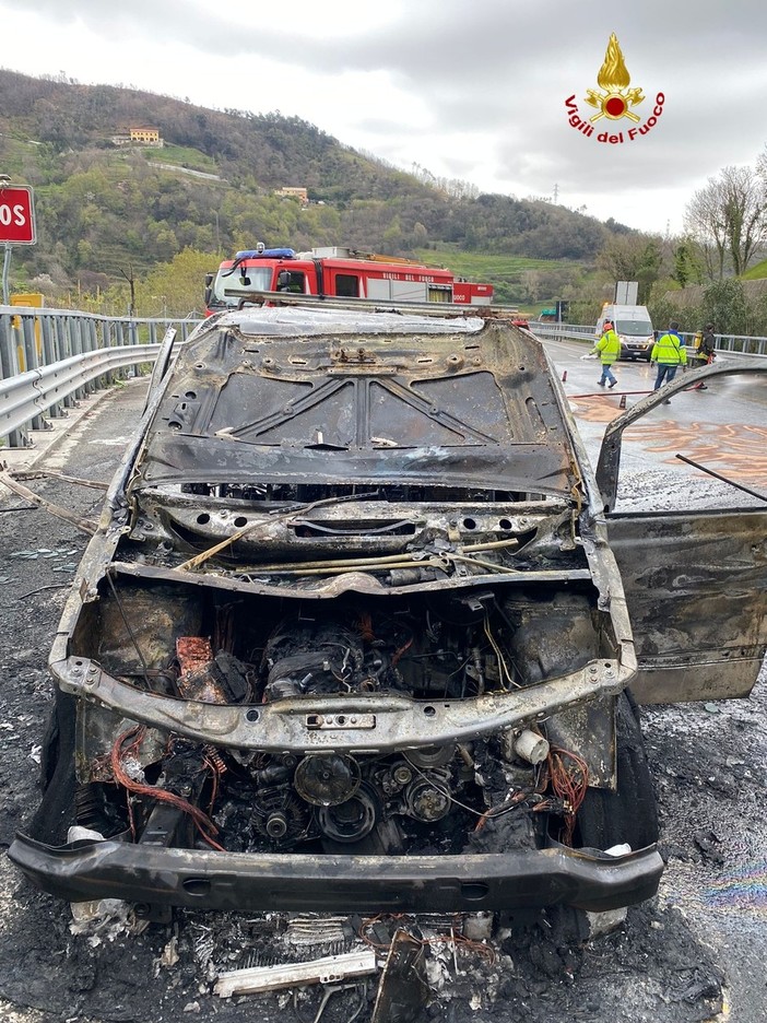 A26, a fuoco un furgone all'altezza di Masone, intervengono i vigili del fuoco