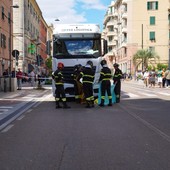Cornigliano, tragico incidente: camion investe due persone, morta una donna (Foto e Video diretta)