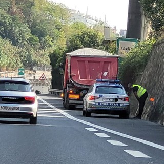 Camion perde pietre in autostrada, disagi sulla A10 tra i caselli Pegli e Genova