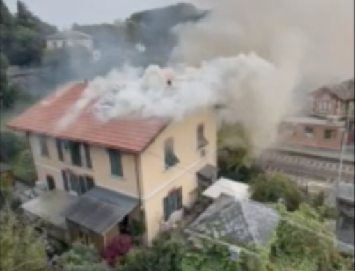 Pontetto, in fiamme il tetto dell'ex casa cantoniera