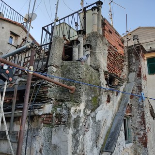 Centro storico: sgomberati due immobili fatiscenti in vico Adorno e vico della Croce Bianca (FOTO)
