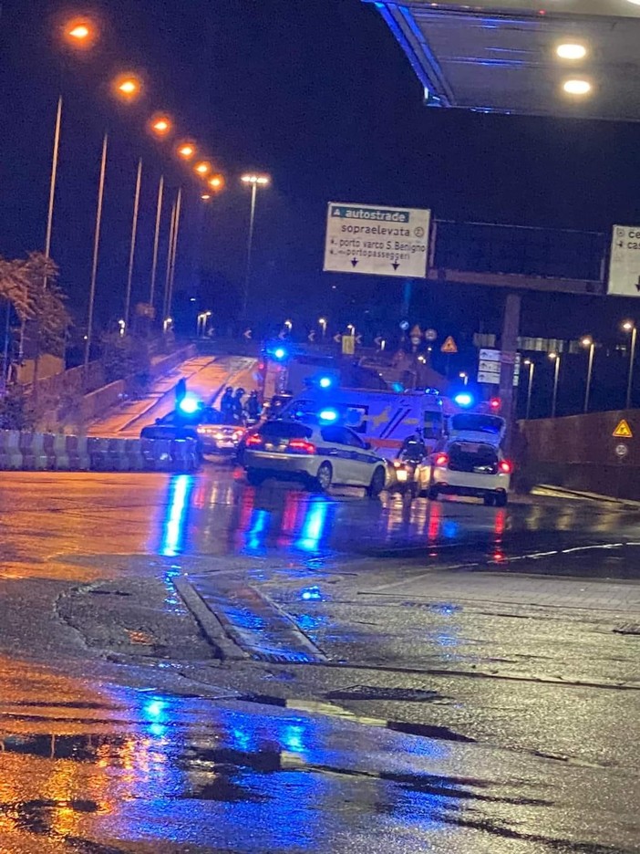 Auto si ribalta in Lungomare Canepa, feriti due giovani Auto si ribalta in Lungomare Canepa, feriti due giovani