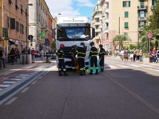 Cornigliano, tragico incidente: camion investe due persone, morta una donna (Foto e Video diretta)