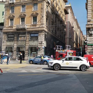 Incendio in un centro estetico in via Caffaro, intervento dei Vigili del fuoco in corso (Video)
