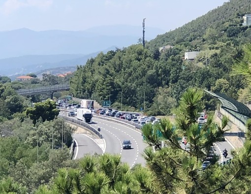 Tamponamento tra tre auto sulla A10, soccorsi mobilitati: traffico in tilt Tamponamento tra tre auto sulla A10, soccorsi mobilitati: traffico in tilt