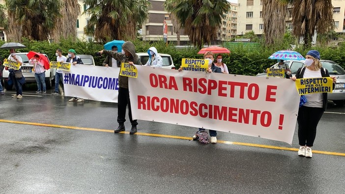 Gli infermieri italiani scendono in strada contro il nemico più forte e invisibile: l'indifferenza