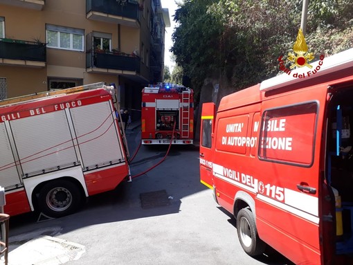 Incendio in un appartamento di via Emery a Genova: abitazione completamente distrutta Incendio in un appartamento di via Emery a Genova: abitazione completamente distrutta