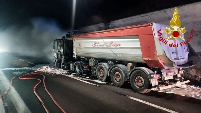Camion in fiamme sulla A12, riaperto il tratto dopo ore di disagi: traffico ancora rallentato Camion in fiamme sulla A12, riaperto il tratto dopo ore di disagi: traffico ancora rallentato