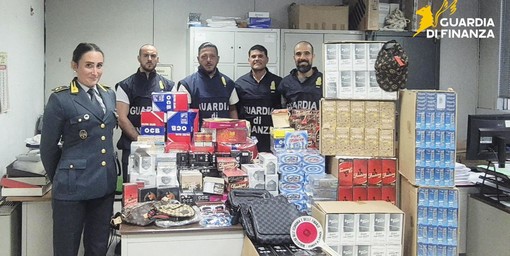 Maxi sequestro nel centro storico, confiscati un milione e mezzo di prodotti da fumo e articoli contraffatti: denunciati i titolari Maxi sequestro nel centro storico, confiscati un milione e mezzo di prodotti da fumo e articoli contraffatti: denunciati i titolari