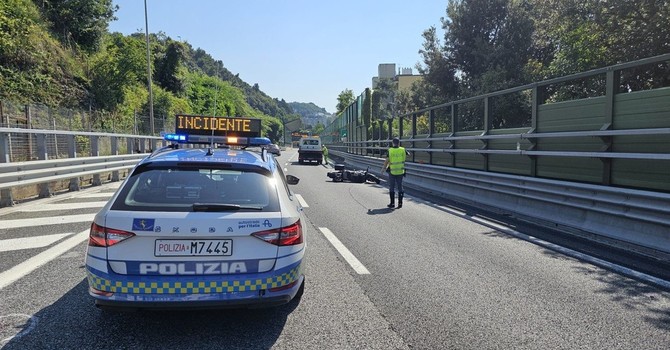 Doppio incidente in autostrada, non ce l’ha fatta il motociclista coinvolto sulla A26