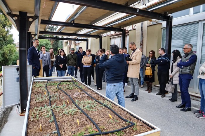 Pensiline verdi e arredi in plastica riciclata da reti da pesca: il Comune ottiene 75mila euro dalla Regione per il bando PRiSMaMED2