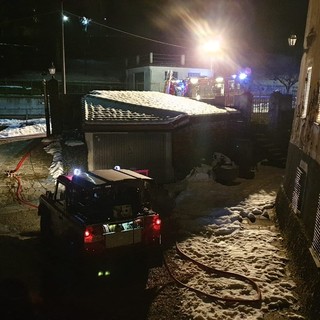Appartamento in fiamme nella notte a Busalla: i vigili del fuoco domano le fiamme
