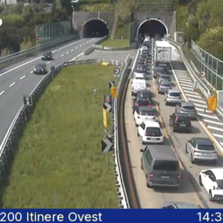 Autostrada A12, sbanda con la moto e si schianta contro il guardrail: grave un uomo