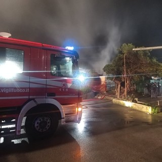 Incendio ad alcune baracche di pescatori: intervento dei Vigili del fuoco Incendio ad alcune baracche di pescatori: intervento dei Vigili del fuoco