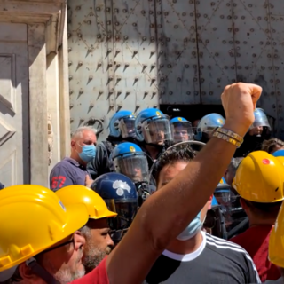 Lavoratori ex-Ilva davanti alla Prefettura: tensione con le forze dell'ordine (VIDEO)