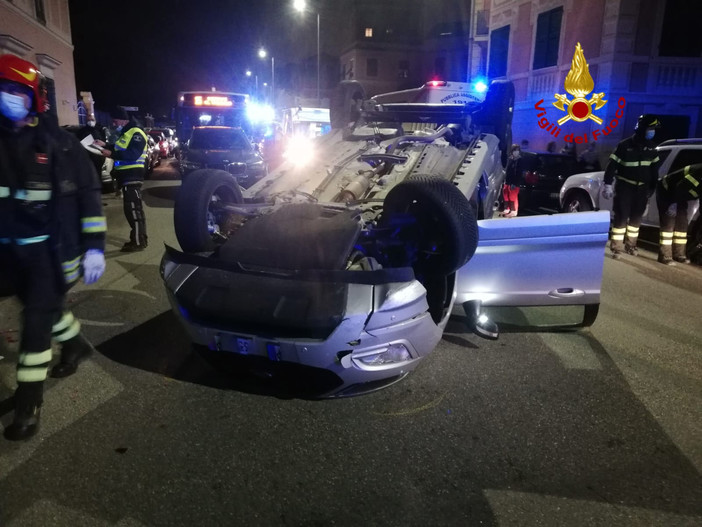 Incidente stradale in via Quinto: intervento dei vigili del fuoco di Genova Est